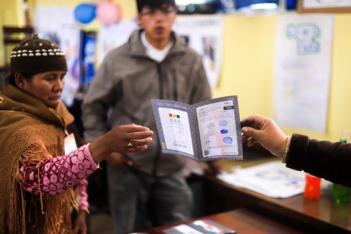 Las mesas electorales comienzan a cerrar luego de ocho horas de votación en Bolivia