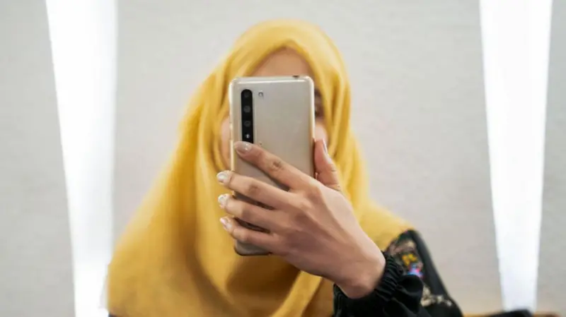 Mujeres de Afganistán pierden su “última esperanza” tras bloqueo de internet por parte del Talibán