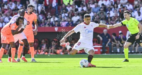 Alexis Sánchez abre el marcador en la goleada del Sevilla sobre el Barcelona