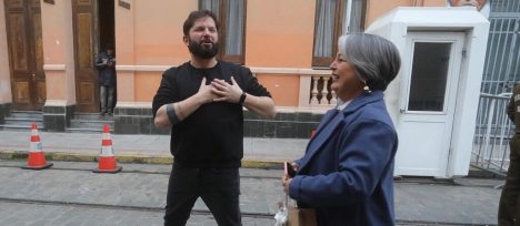 Jeannette Jara busca despegarse de Boric sin romper con el Gobierno ni su base oficialista