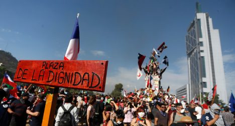 A seis años del Estallido Social: un 10% de los chilenos aún está dispuesto a volver a las calles