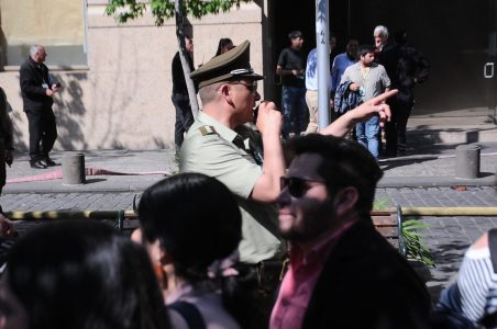 Evacúan edificio frente a La Moneda por humo en pisos superiores del Ministerio de Justicia