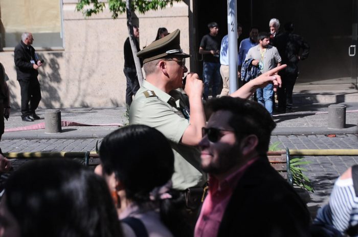 Evacúan edificio frente a La Moneda por humo en pisos superiores del Ministerio de Justicia