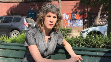 "Chile sigue preso de su propia transición democrática", dice escritora Nona Fernández