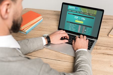 Ocho de cada diez accesos a sitios de apuestas en Chile serían ilegales tras el bloqueo judicial