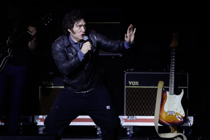 Milei mezcla rock, política y culto personal en show previo a las legislativas