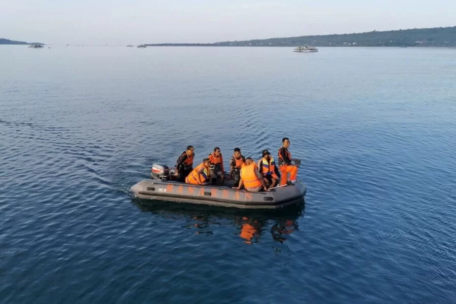 Naufragio deja seis desaparecidos en Indonesia