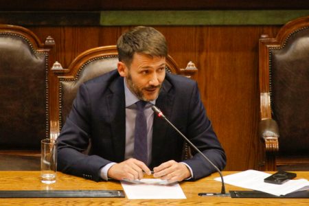 Votación de Acusación Constitucional contra Pardow se suspende por ausencia de diputadas del PC y FA