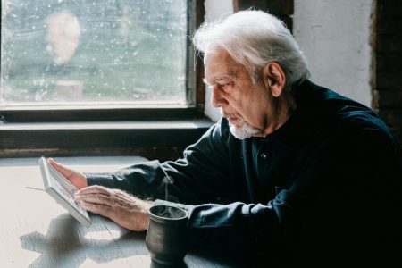 Envejecer solos: la crisis del siglo XXI