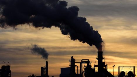 Sucia y costosa: en Chile pagamos caro por energía eléctrica a diésel que no usamos