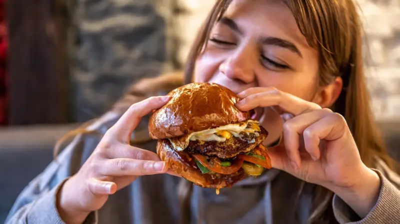 Los alimentos ultraprocesados son una amenaza para la salud mundial, advierten los expertos