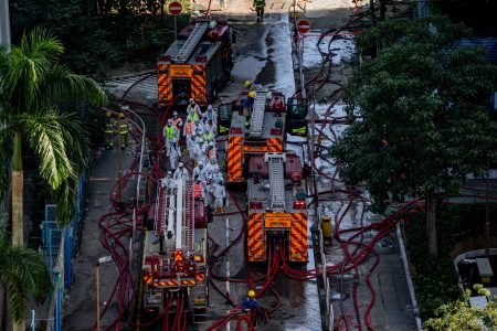 Hong Kong localiza a 144 desaparecidos del incendio ilesos y mantiene 150 sin contactar