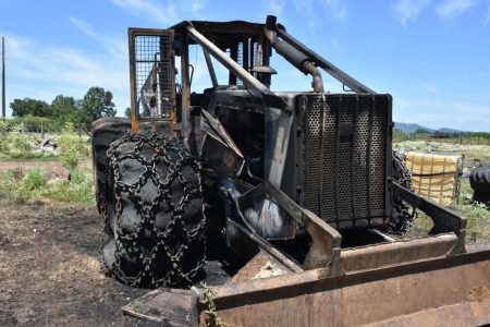 Ataque incendiario en Carahue deja máquinas siniestradas: fue encontrado lienzo de Weichan Auka Mapu