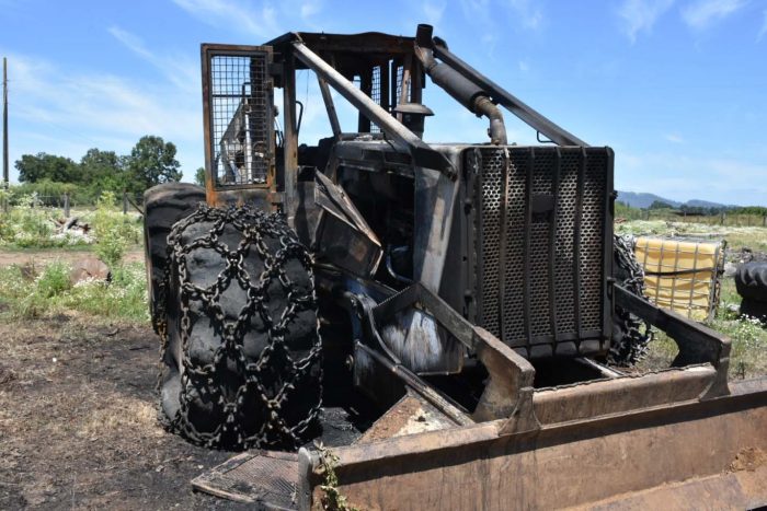 Ataque incendiario en Carahue deja máquinas siniestradas: fue encontrado lienzo de Weichan Auka Mapu