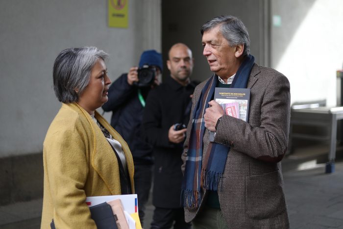 Carmona (PC) respalda decisión de Jara de suspender su militancia si resultara electa