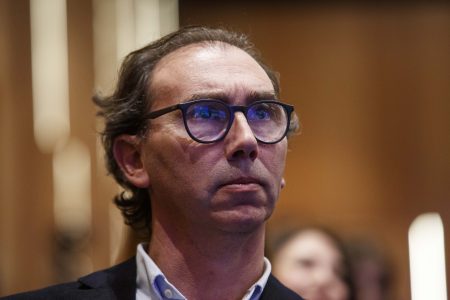 La lápida de Raúl Figueroa a la derecha: "Chile Vamos murió con el presidente Piñera"