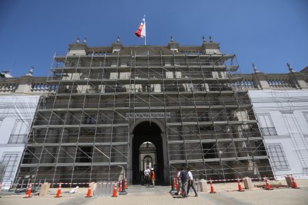 Desbordes vs Gobierno: municipio de Santiago ordena paralizar restauración de La Moneda
