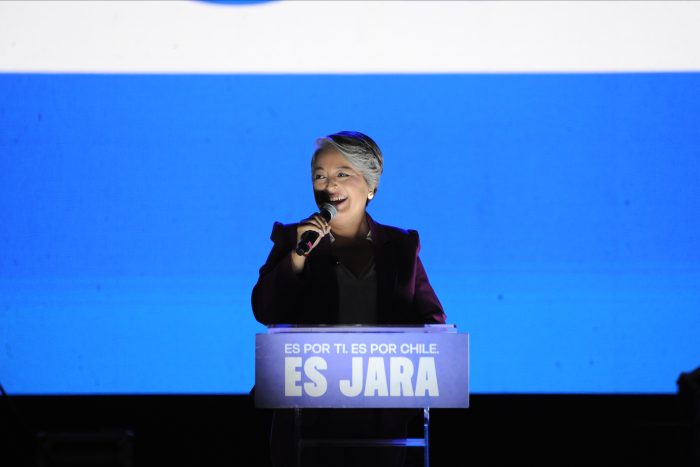 Jara explica su risa durante cántico de sus adherentes contra Carabineros: “Soy una persona alegre”