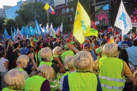 Chalecos amarillos y pelucas rubias en cierre de campaña de Matthei en Concepción