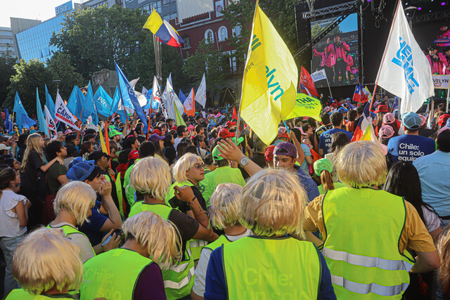 Chalecos amarillos y pelucas rubias en cierre de campaña de Matthei en Concepción