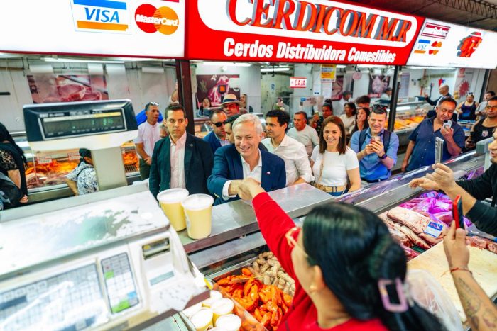 “¡Que se vaya!”: José Antonio Kast, visita no grata para los comerciantes del Mercado Franklin