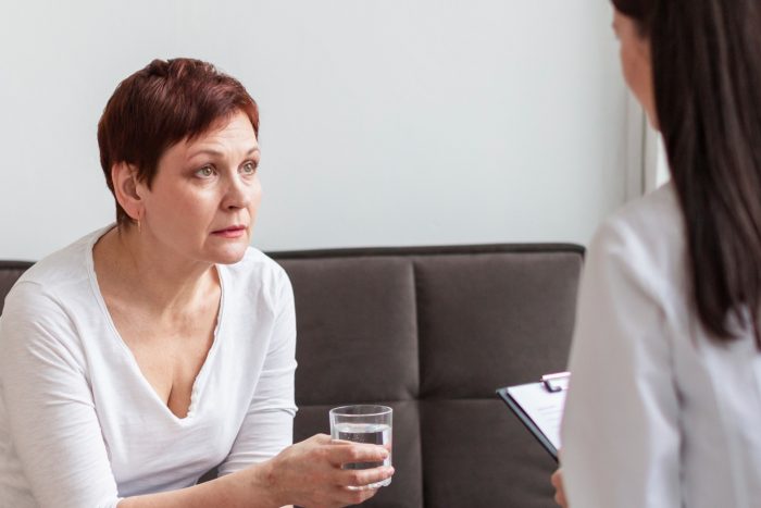 Avances en menopausia: FDA aprueba nueva terapia no hormonal y experta chilena analiza su impacto