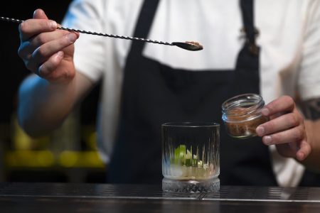 La formación como bartender y mixólogo emerge como nueva alternativa profesional