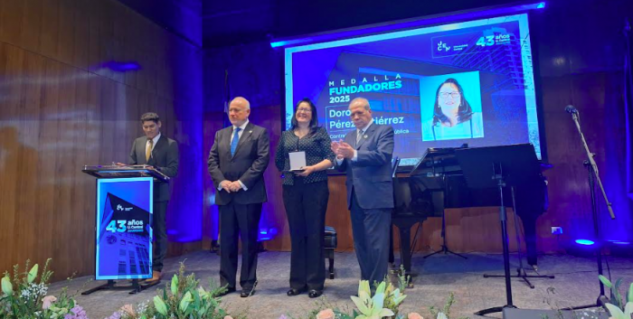 Contralora Dorothy Pérez recibe medalla por trayectoria y servicio público en acto académico