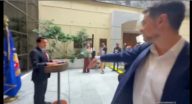 Manouchehri lanza billete a Araya en el Congreso: republicano negó pagos en caso Muñeca Bielorrusa