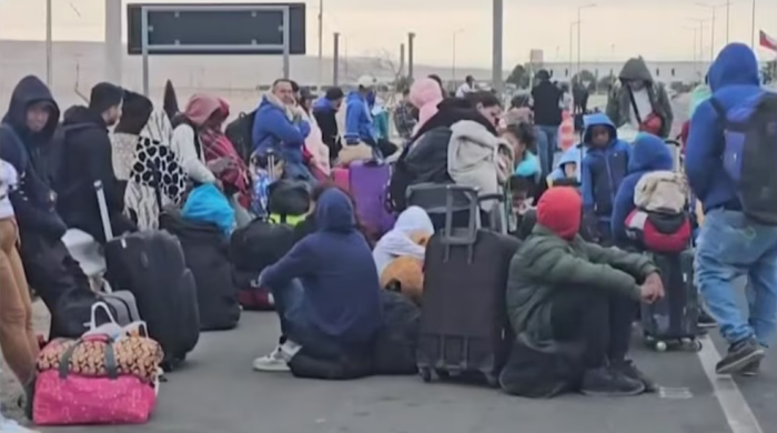 Más de 100 migrantes ilegales retenidos en frontera Chile-Perú por militarización peruana en la zona