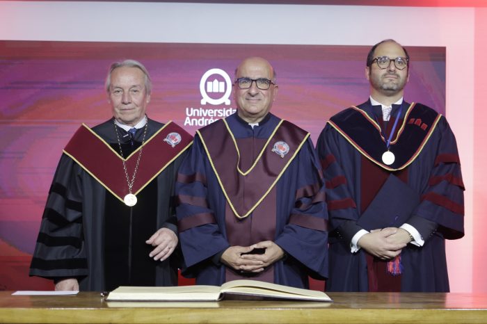 Entregan grado Doctor Honoris Causa al arzobispo de Santiago, Fernano Chomali