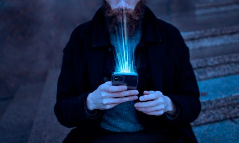 La ilusión de la mayoría: Cómo las redes sociales distorsionan lo que creemos que piensa la mayoría