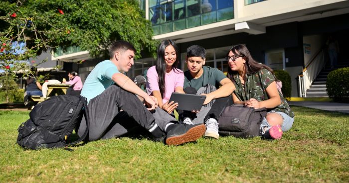 Estudio: 74% de los universitarios ve futuro de Chile con incertidumbre, preocupación y pesimismo