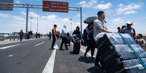 Más de 100 migrantes irregulares retenidos en frontera con Perú por militarización de la zona