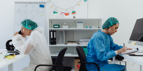 Ciencia sin género: la deuda pendiente de la Política Nacional de CTCI en Chile