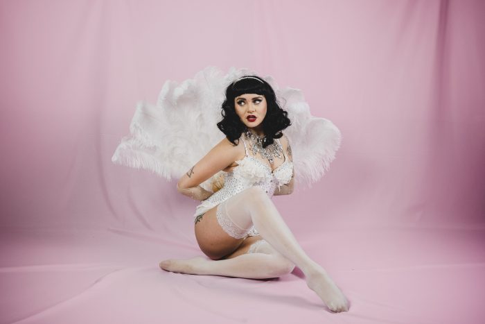 Artista chilena competirá por primera vez en festival francés de burlesque