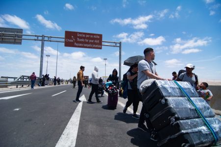 Más de 100 migrantes irregulares retenidos en frontera con Perú por militarización de la zona