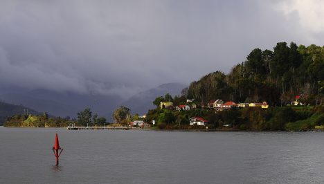 Nueva ruta de barcaza opera entre Isla Mancera y Niebla: cada cuánto saldrá y suministros permitidos