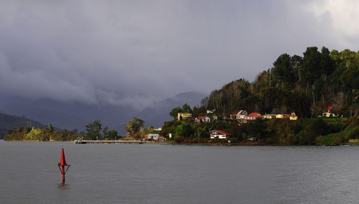 Nueva ruta de barcaza opera entre Isla Mancera y Niebla: cada cuánto saldrá y suministros permitidos