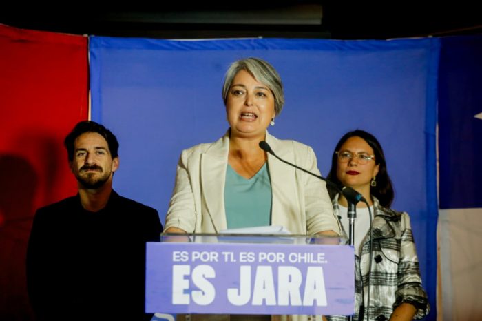 Jara acusa “falta de coraje” en Kast y exige que no siga restándose de los debates
