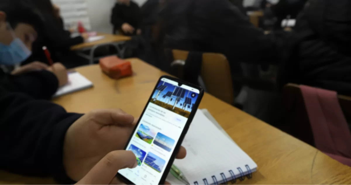 Desde cuándo no se podrá usar celulares en los salones de clase