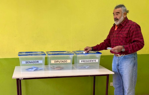 En modo hippie: Andrónico Luksic reaparece para votar con “look a lo Parived”
