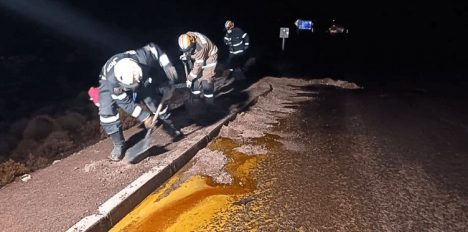 Arica: camión vierte 21 toneladas de aceite de soja en Lago Chungará