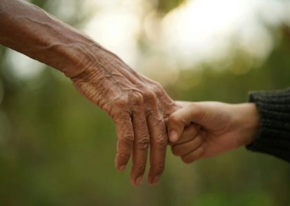 Chile envejece rápido: expertos piden priorizar autonomía y cuidados ante mayor dependencia