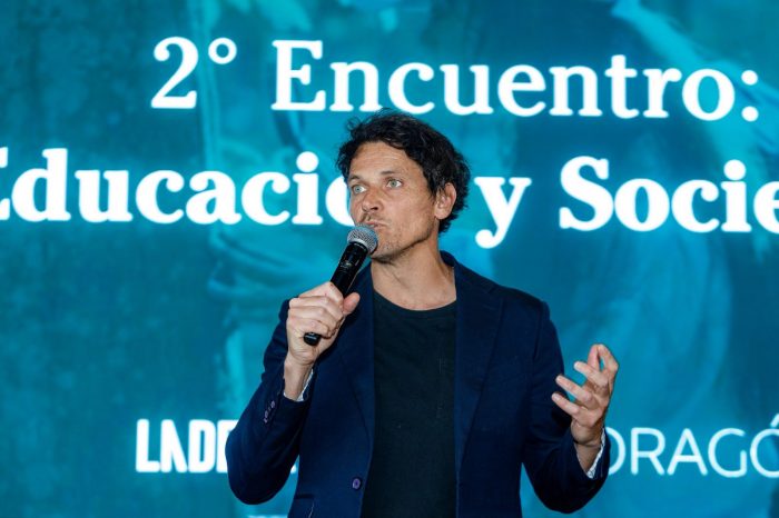 Conversatorio “Educación y Sociedad” en Boragó reunió a referentes del ámbito educativo y cultural