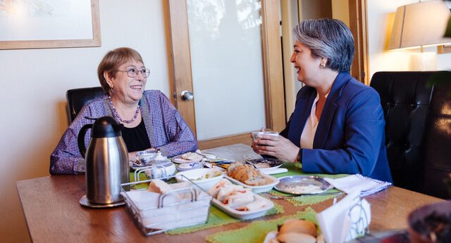 Bachelet entra con todo en la recta final: desayuno con Jara, señal política y viaje por la ONU