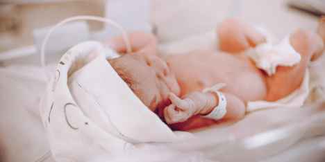 Contacto piel con piel: la evidencia que respalda su impacto en recién nacidos prematuros