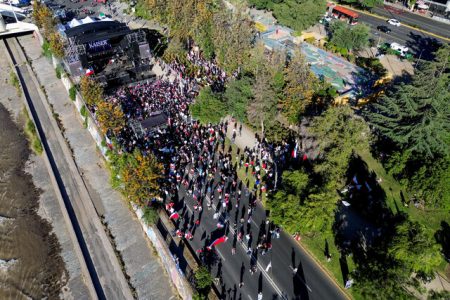 Con tributo a AC/DC y “estrofa prohibida” del himno nacional: Kaiser cierra campaña en Providencia