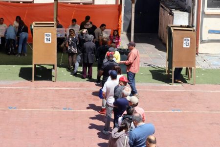 A minutos del cierre de mesas, resultados preliminares en el extranjero dan ventaja a Jara