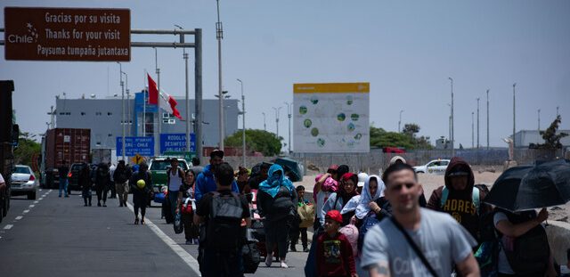 Gobierno se moviliza a Arica tras decisión peruana de militarizar frontera por crisis migratoria